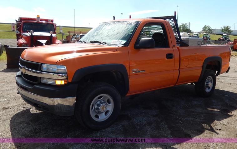image for item H6948 2002 Chevrolet Silverado 2500 pickup truck