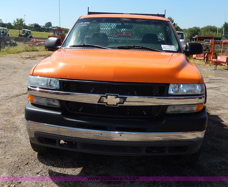 image for item H6948 2002 Chevrolet Silverado 2500 pickup truck