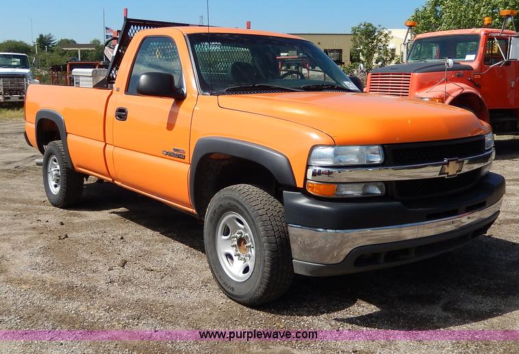 image for item H6948 2002 Chevrolet Silverado 2500 pickup truck
