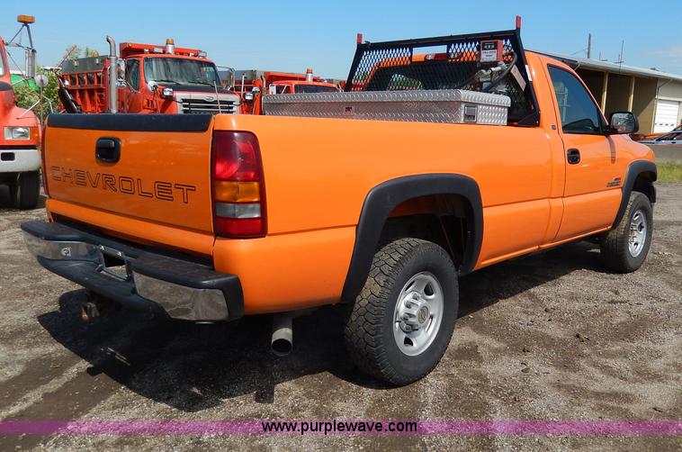 image for item H6948 2002 Chevrolet Silverado 2500 pickup truck