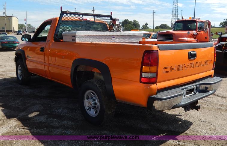 image for item H6948 2002 Chevrolet Silverado 2500 pickup truck