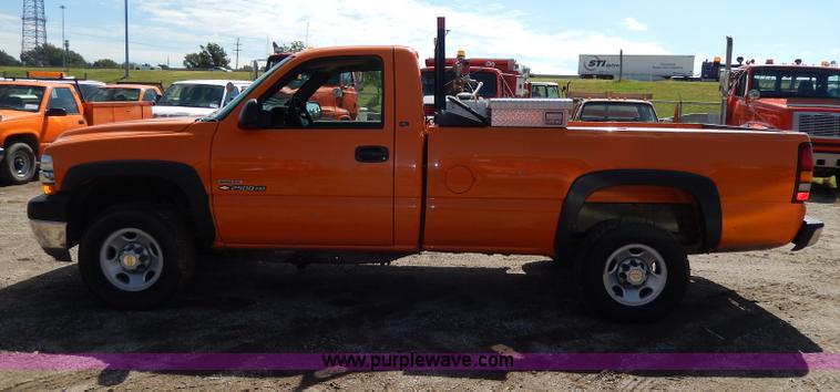 image for item H6948 2002 Chevrolet Silverado 2500 pickup truck