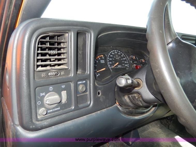 image for item H6948 2002 Chevrolet Silverado 2500 pickup truck