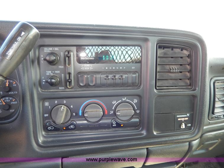 image for item H6948 2002 Chevrolet Silverado 2500 pickup truck