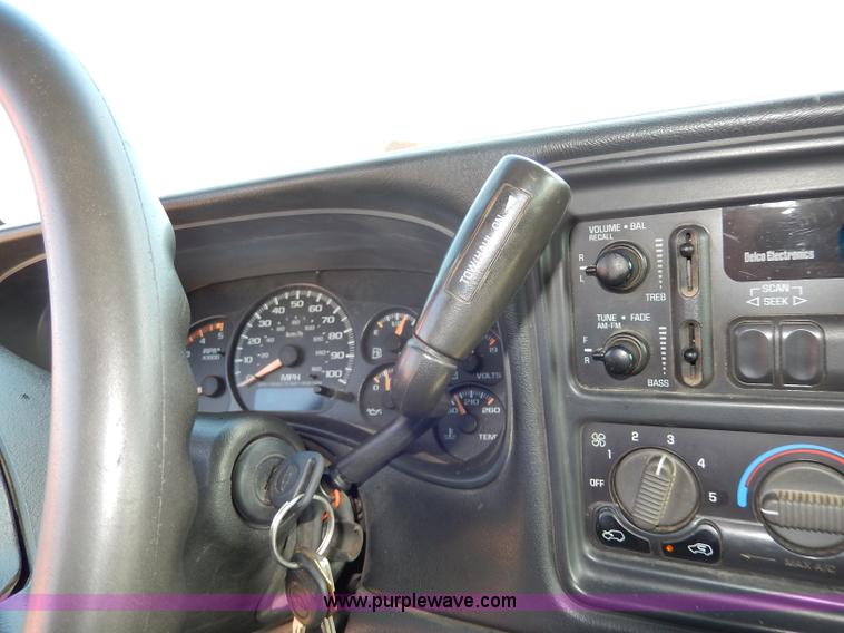 image for item H6948 2002 Chevrolet Silverado 2500 pickup truck