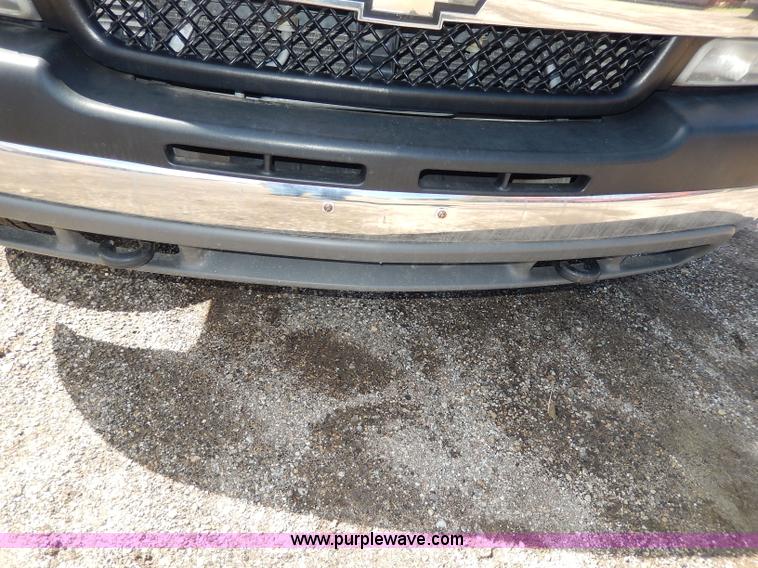 image for item H6948 2002 Chevrolet Silverado 2500 pickup truck