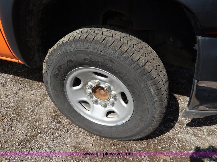 image for item H6948 2002 Chevrolet Silverado 2500 pickup truck