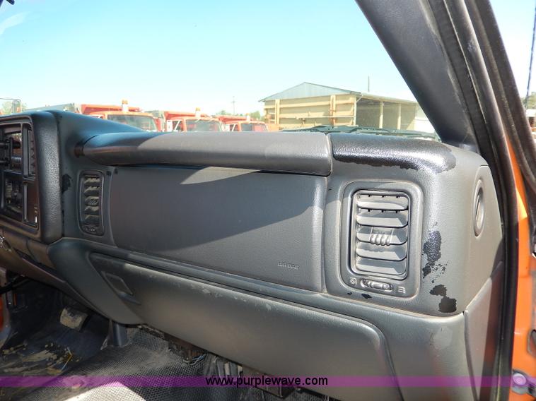 image for item H6948 2002 Chevrolet Silverado 2500 pickup truck