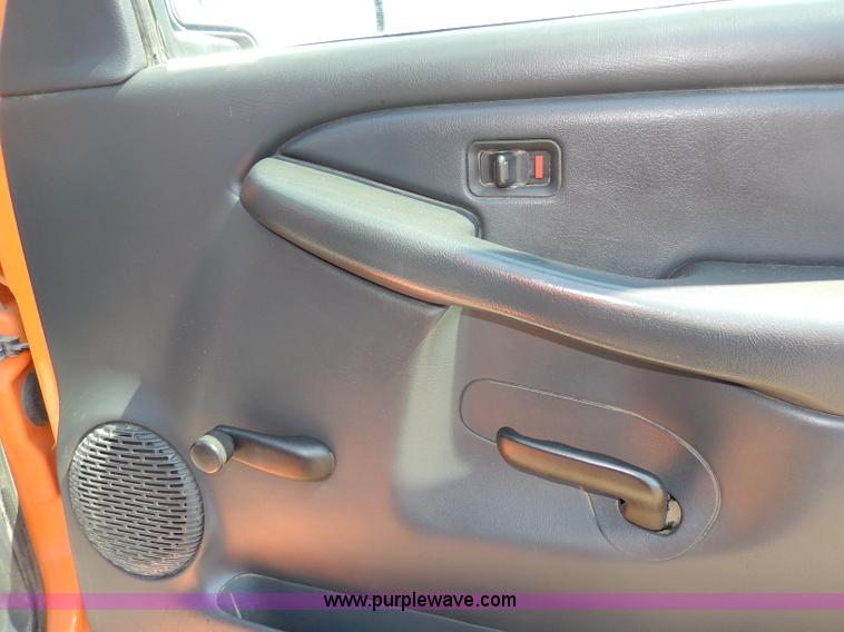 image for item H6948 2002 Chevrolet Silverado 2500 pickup truck