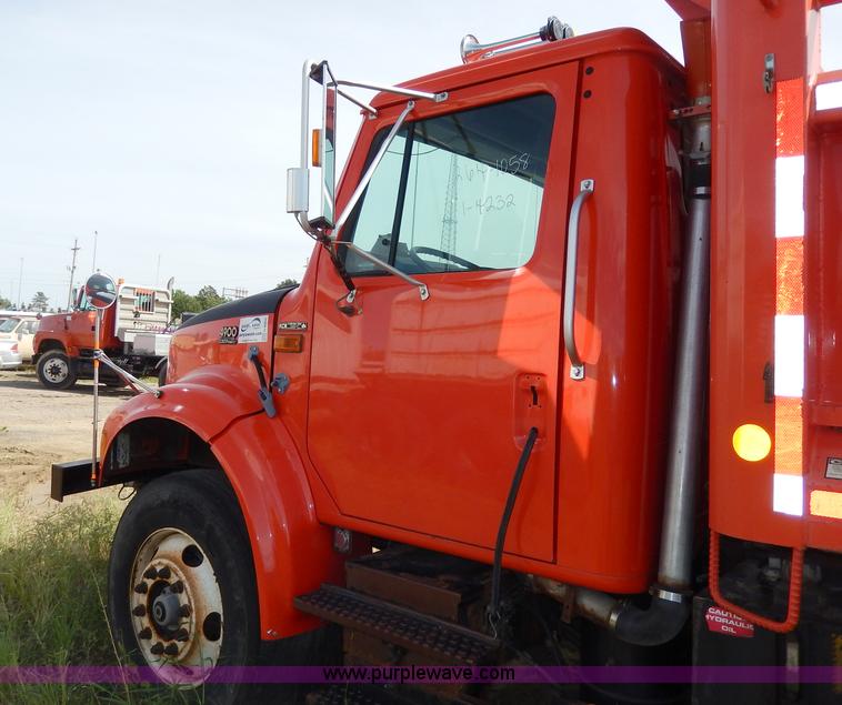image for item H6950 1999 International 4900 dump truck