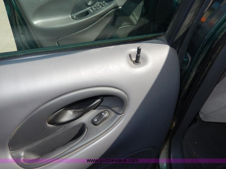 image for item H6951 1999 Ford Taurus LX