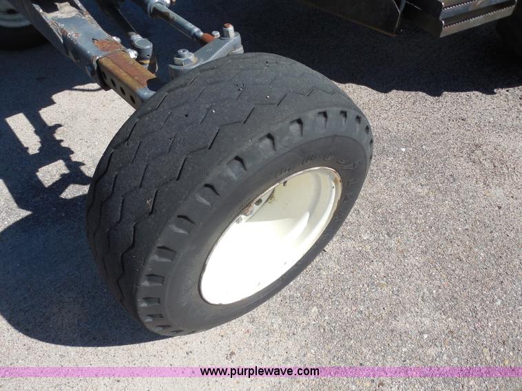 image for item I1366 2001 Ford TS100 tractor