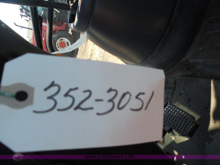 image for item I1366 2001 Ford TS100 tractor