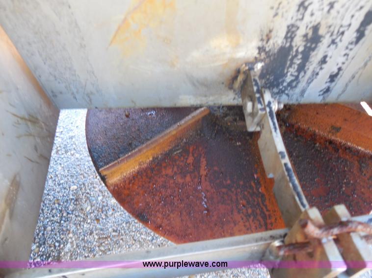 image for item I1373 1999 International 4900 dump truck