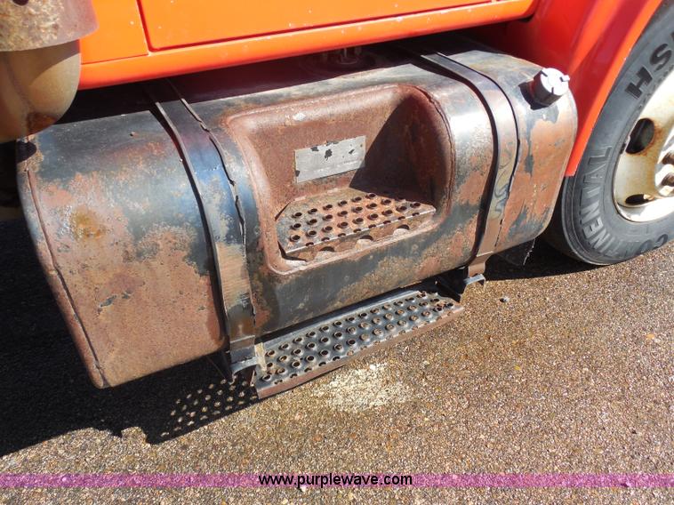 image for item I1373 1999 International 4900 dump truck