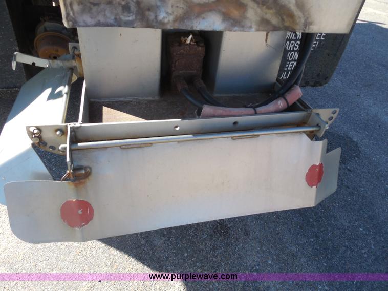 image for item I1374 1999 International 4900 dump truck