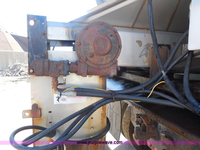 image for item I1374 1999 International 4900 dump truck