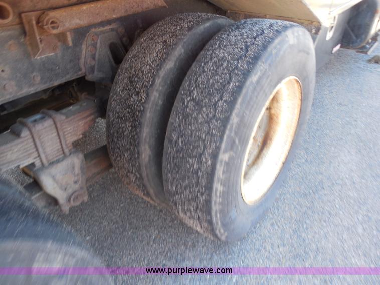 image for item I1374 1999 International 4900 dump truck