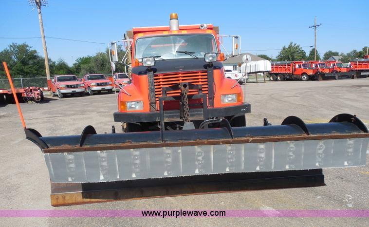 image for item I1375 1999 International 4900 dump truck