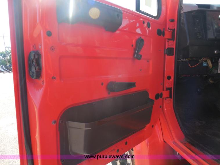 image for item I1375 1999 International 4900 dump truck