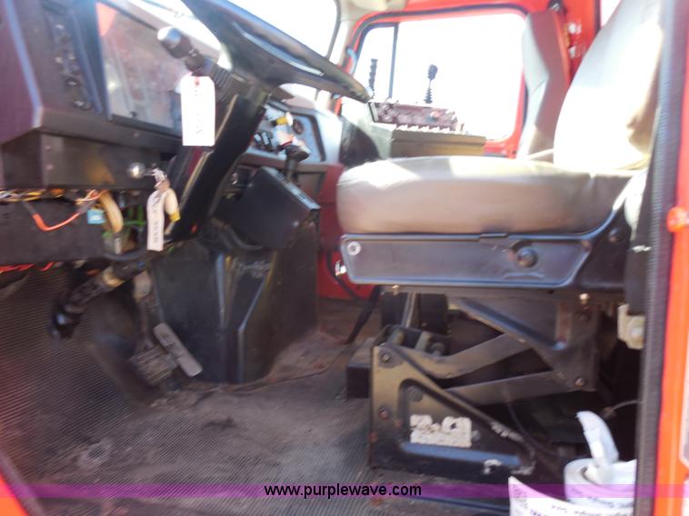 image for item I1375 1999 International 4900 dump truck