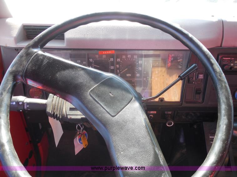 image for item I1375 1999 International 4900 dump truck