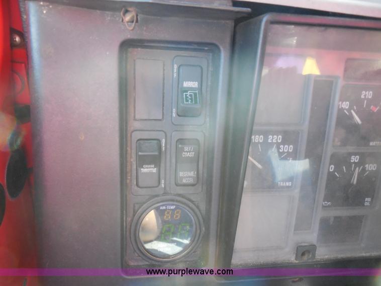 image for item I1375 1999 International 4900 dump truck