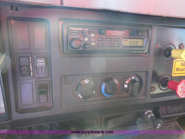 image for item I1375 1999 International 4900 dump truck