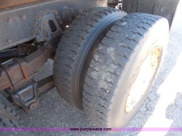 image for item I1375 1999 International 4900 dump truck