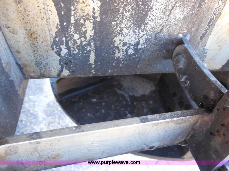 image for item I1375 1999 International 4900 dump truck