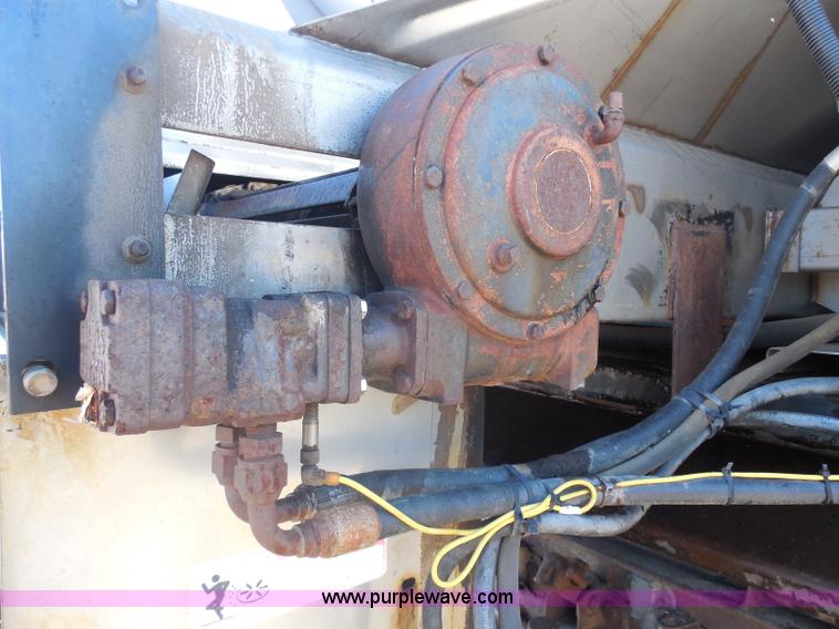 image for item I1375 1999 International 4900 dump truck