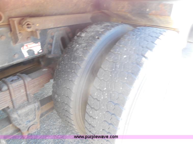 image for item I1375 1999 International 4900 dump truck