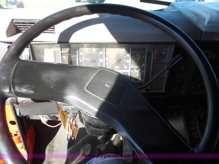 image for item I1377 1999 International 4900 dump truck