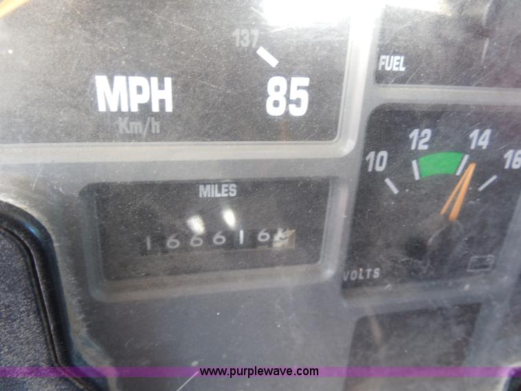 image for item I1377 1999 International 4900 dump truck