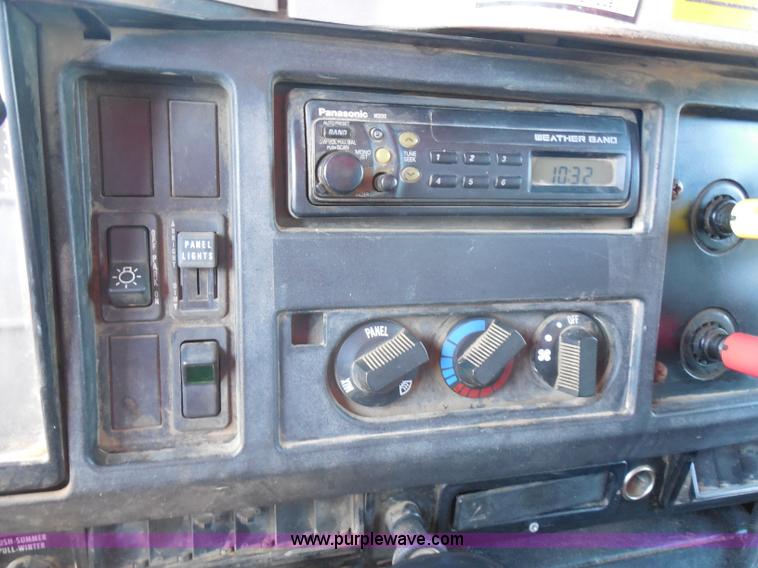 image for item I1377 1999 International 4900 dump truck