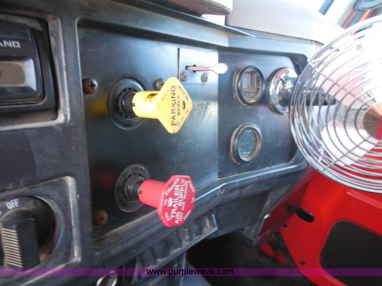 image for item I1377 1999 International 4900 dump truck