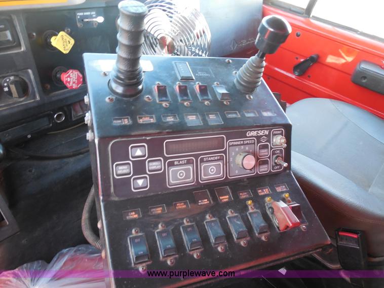 image for item I1377 1999 International 4900 dump truck