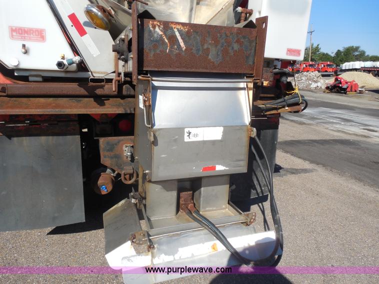 image for item I1377 1999 International 4900 dump truck