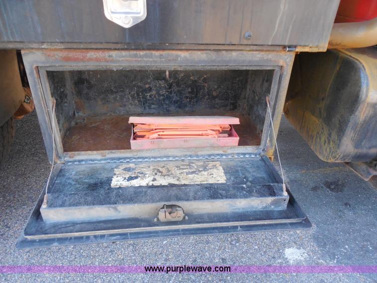 image for item I1377 1999 International 4900 dump truck