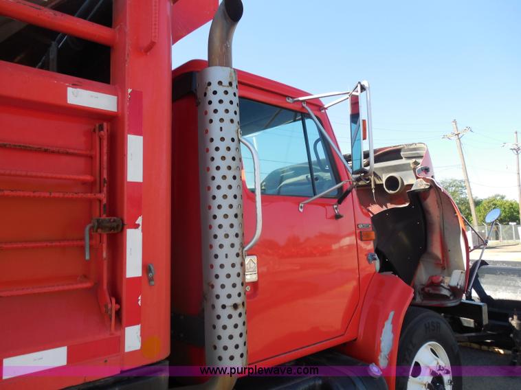 image for item I1377 1999 International 4900 dump truck