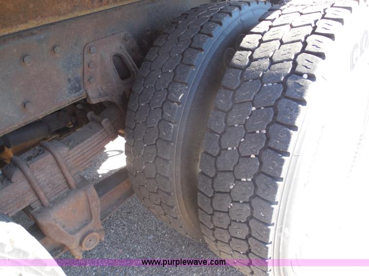 image for item I1377 1999 International 4900 dump truck