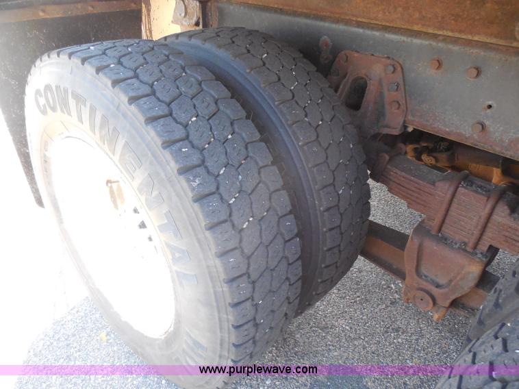 image for item I1377 1999 International 4900 dump truck