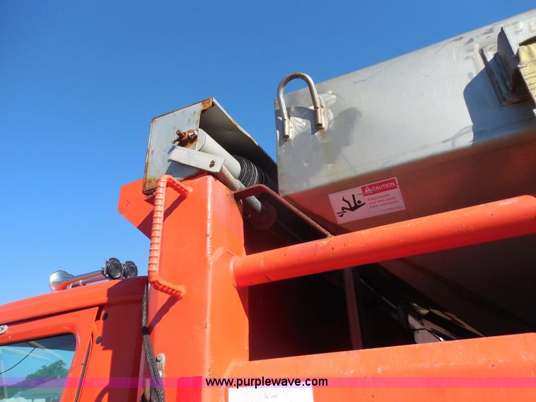 image for item I1377 1999 International 4900 dump truck