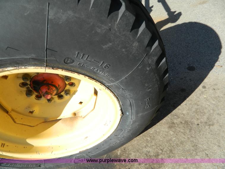 image for item I1396 1999 Ford TS100 tractor