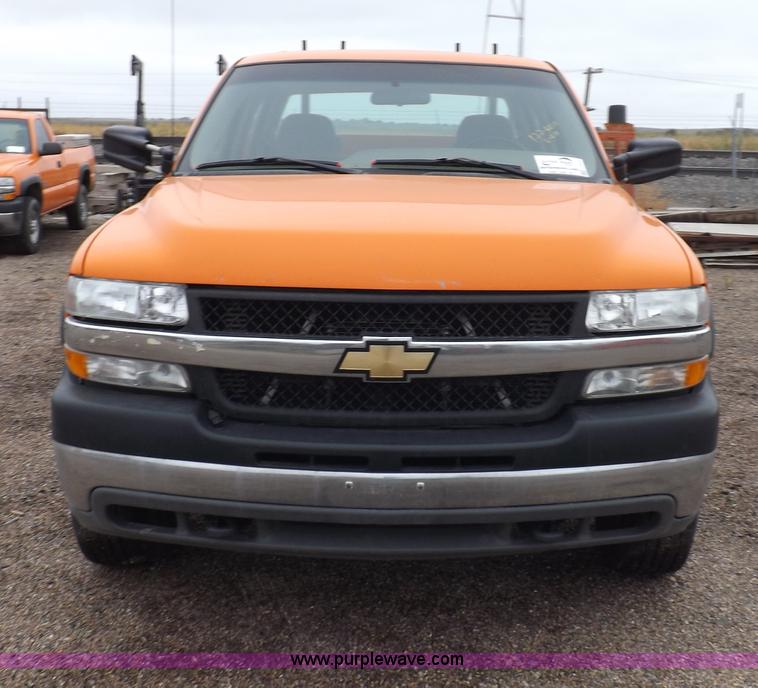 image for item I7531 2002 Chevrolet Silverado 2500HD Crew Cab utility truck