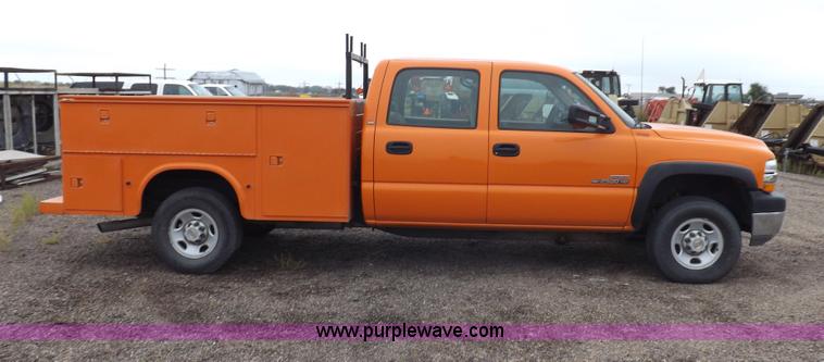 image for item I7531 2002 Chevrolet Silverado 2500HD Crew Cab utility truck