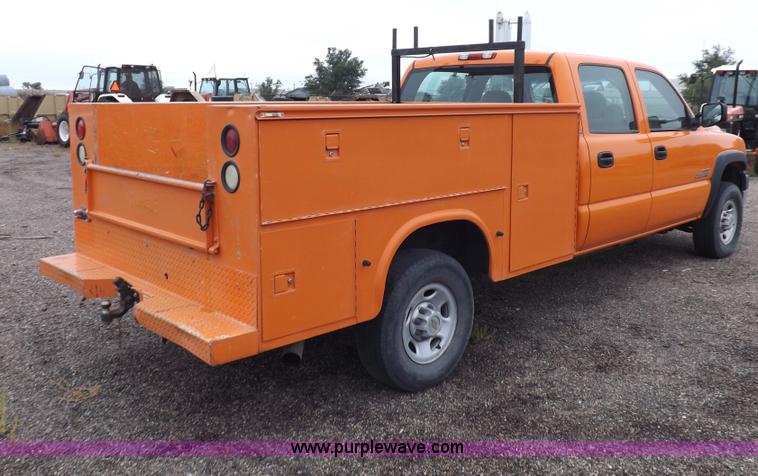 image for item I7531 2002 Chevrolet Silverado 2500HD Crew Cab utility truck