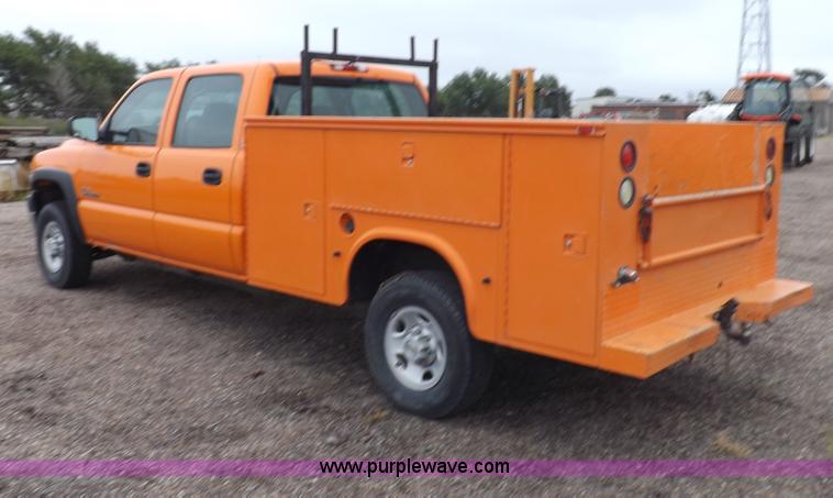 image for item I7531 2002 Chevrolet Silverado 2500HD Crew Cab utility truck