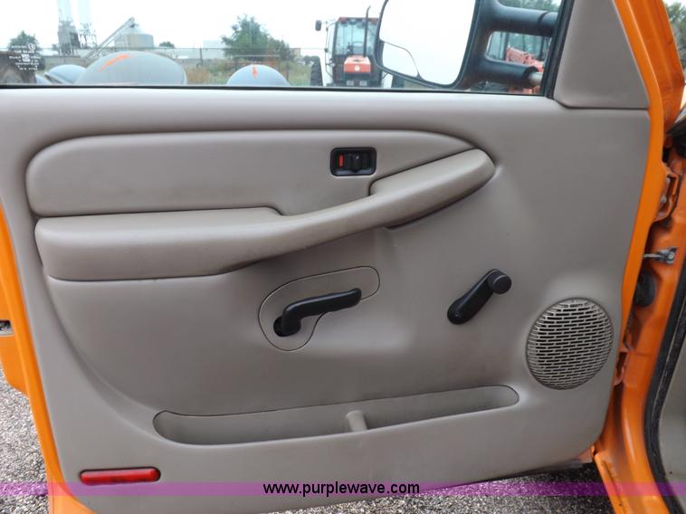 image for item I7531 2002 Chevrolet Silverado 2500HD Crew Cab utility truck