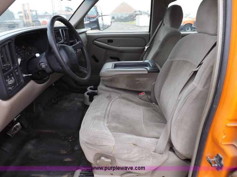 image for item I7531 2002 Chevrolet Silverado 2500HD Crew Cab utility truck